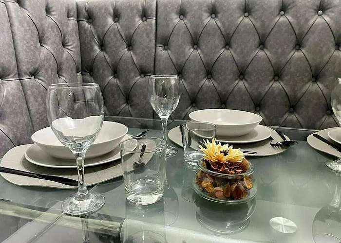 ☆igloo Magnoliaview Luxe Townhouse + Free Parking☆ Будинок відпочинку Лідс